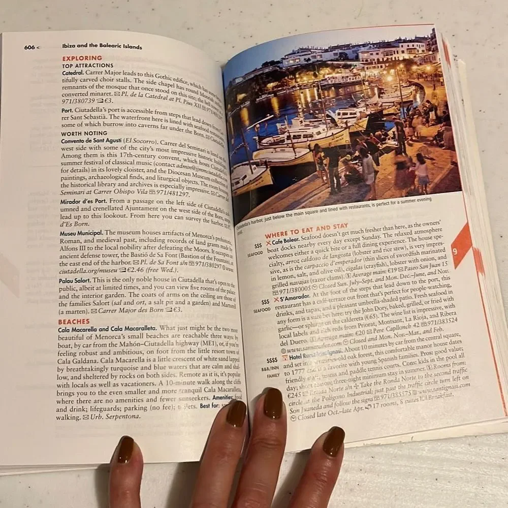Essential Spain Travel Guide Book.‎ A must have for you next trip!